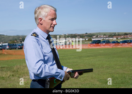 Sir Stephen Dalton, Air Chief Marshal, RAF mit Gewehr in der Hand. Sussex England Stockfoto