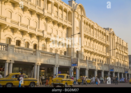 Gebäude auf Jawaharlal Nehru Road (Chowringhee Road), Chowringhee, Kolkata (Kalkutta), West Bengalen, Indien, Asien Stockfoto