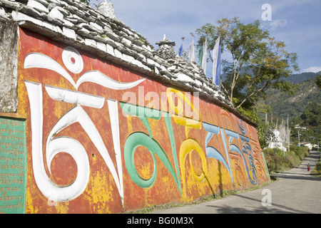 Bunte Mani-Mauer mit tibetischen Inschriften, Tashiding, Sikkim, Indien, Asien Stockfoto