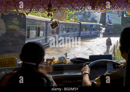 Blick durch die Windschutzscheibe des Busses am Dampfzug (Toy Train), Darjeeling, Westbengalen, Indien, Asien Stockfoto