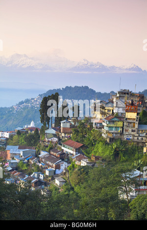 Ansicht von Darjeeling und Kanchenjunga, Kangchendzönga reichen von Merry Resorts, Darjeeling, Westbengalen, Indien, Asien Stockfoto