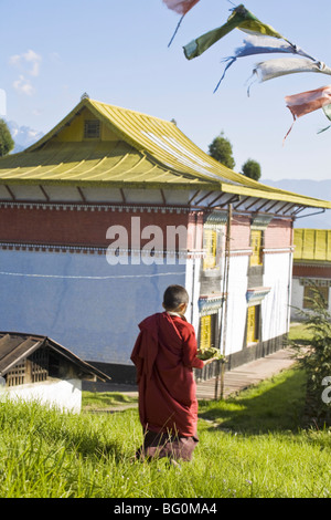 Neuling Mönch führt zu Sangachoeling Gompa, die zweite älteste Gompa in Sikkim, Pelling, Sikkim, Indien, Asien Stockfoto