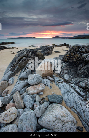 Blick Richtung z. bei Sonnenuntergang von der felsigen Küste bei Scarista, Isle of Harris, äußeren Hebriden, Schottland, Vereinigtes Königreich Stockfoto