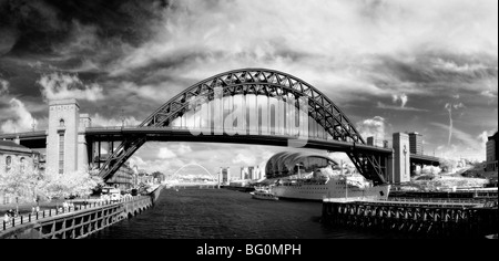 Infrarotbild, Fluss Tyne, Tyne Brücken und Gebäude entlang Kai, Newcastle Upon Tyne, Tyne and Wear, Großbritannien Stockfoto