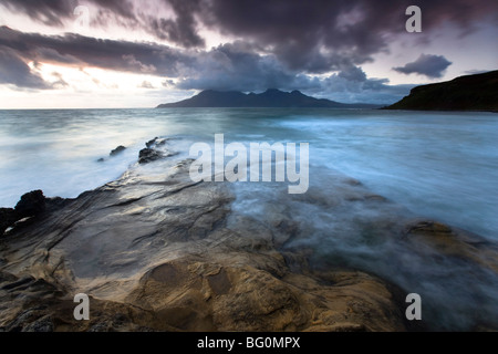 Blick Richtung Isle of Rum aus Felsen am Singing Sands (Camas Sgiotaig), Insel Eigg, Inneren Hebriden, Schottland, Vereinigtes Königreich Stockfoto