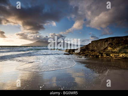 Blick Richtung Isle of Rum aus Singing Sands (Camas Sgiotaig), Insel Eigg, Inneren Hebriden, Schottland, Vereinigtes Königreich, Europa Stockfoto