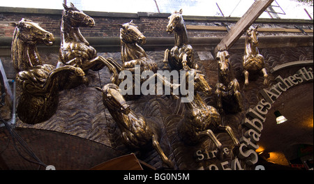 Pferd-Skulpturen an Wand in stabilen Bögen Camden London england Stockfoto