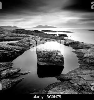 Erratisch in Gezeitentümpel auf Isle of z., Blick in Richtung Zehen Kopf auf South Harris, äußeren Hebriden, Schottland, Vereinigtes Königreich Stockfoto