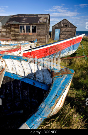 Alten Fischerboote und baufällig Fishermens Hütten, Beadnell, Northumberland, England, Vereinigtes Königreich, Europa Stockfoto