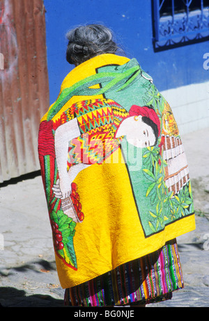 Eine Frau auf der Straße in Zunil, Guatemala. Die Frauen von Zunil oft große Bunte Handtücher um ihre Schultern. Dieses zeigt eine Szene des täglichen Lebens in Guatemala Stockfoto