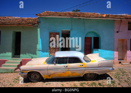 Amerikanische Oldtimer parkten auf gepflasterten Straße vor bunt bemalte Häuser, Trinidad, Kuba, Karibik, Mittelamerika Stockfoto