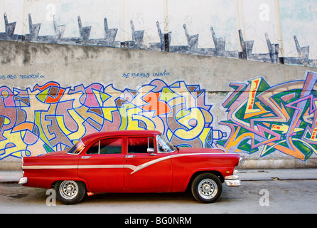 Klassische rote amerikanische vor Graffiti Auto bedeckt Wand, Havanna, Kuba, Karibik, Mittelamerika Stockfoto