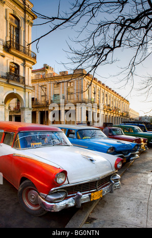 Klassischen amerikanischen Autos als Taxis für die lokale Bevölkerung benutzt geparkt vor dem Hauptbahnhof Bahnhof, Havanna, Kuba, Westindische Inseln Stockfoto