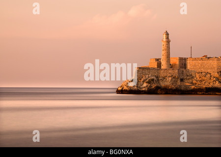 Blick von der Malecon in Richtung Castillo de San Salvador De La Punta, Havanna, Kuba, Karibik, Mittelamerika Abend Stockfoto