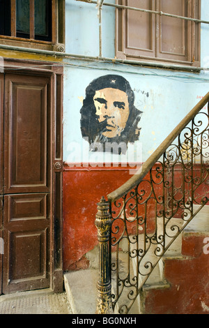 Wandbild von Che Guevara auf der Treppe ein verfallenes Mehrfamilienhaus, Havanna Centro, Havanna, Kuba, West Indies verblasst Stockfoto