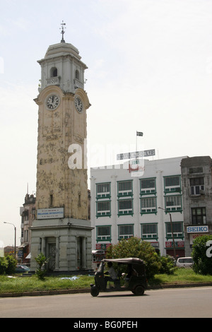 Eine Rikscha steht vor dem berühmten Leuchtturm Uhrturm in Colombo, Sri Lanka. Stockfoto