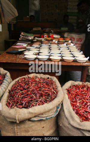 Ein Großhandel Bestimmungen-Geschäft in der Pettah Market von Colombo, der Hauptstadt von Sri Lanka. Stockfoto