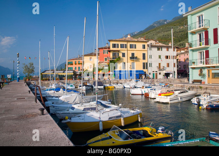 Blick über den Hafen, bunte Häuser am Ufer des Sees, Castelletto di Brenzone, Gardasee, Verona, Veneto, Italien, Europa Stockfoto