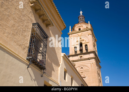 Ansicht von unten um den Turm der Kathedrale, Guadix, Granada, Andalusien (Andalusien), Spanien, Europa Stockfoto