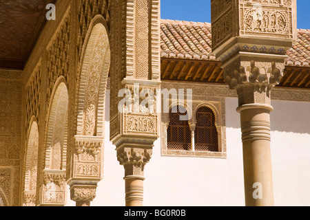 Bögen und Säulen in den Patio de Los Mapuches, Casa Real (Palacios Nazaries), Alhambra, Granada, Andalusien (Andalusien) Spanien Stockfoto