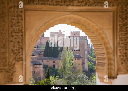 Blick auf die Alhambra durch Bogen in den Gärten des Generalife, Granada, Andalusien (Andalusien) Spanien Stockfoto