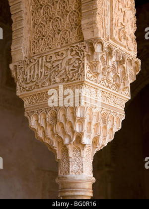 Detail der kunstvoll verzierten Spalte in der Pabellon Norte, Gärten des Generalife, Granada, Andalusien (Andalusien), Spanien Stockfoto