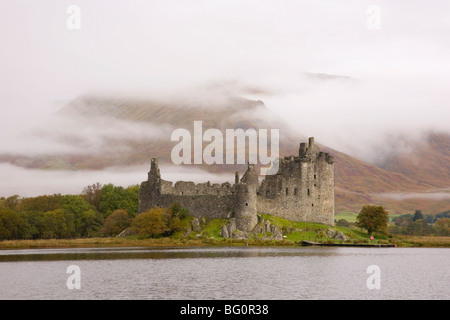 Blick über Loch Awe zu den Ruinen von Kilchurn Castle, Dalmally, Argyll and Bute, Scotland, United Kingdom Stockfoto