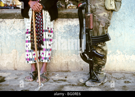 Zwei gegenüberliegende Seiten im guatemaltekischen Bürgerkrieg, der zwischen 1960 und 1996 stattfand. Auf der einen Seite die indigene Maya Menschen und auf der anderen Seite die Regierung, die von der Armee vertreten. Die wirtschaftliche und soziale Diskriminierung der indigenen Bevölkerung war der Grund für den Krieg. Stockfoto