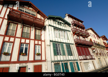 Bunte alte Häuser am Hafen von Ciboure, in der Nähe von St. Jean de Luz, Pyrenäen Atlantique, Frankreich, Europa Stockfoto