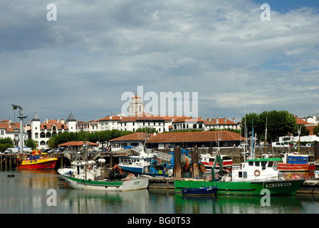 Hafen von St. Jean de Luz, Pyrenäen Atlantique, Frankreich Angeln Stockfoto