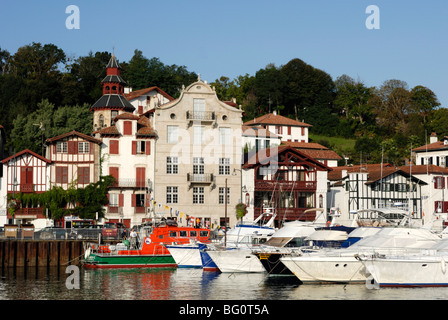 Farbenfrohe Altbauten entlang Marina, Ciboure, Pyrenäen Atlantique, Frankreich, Europa Stockfoto