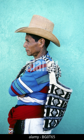 Porträt eines Mannes, eine grüne Wand gelehnt, Joyabaj, Guatemala Stockfoto