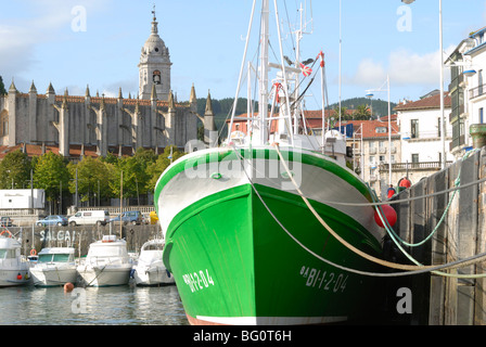 Alte hölzerne Angelboot/Fischerboot und 15. Jahrhundert gotische Kirche Santa Maria De La Asuncion, Lekeitio, Baskenland, Baskenland, Spanien Stockfoto