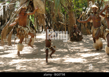 Zulu Stammes-Tanz Gruppe, Dumazula Cultural Village, Südafrika, Afrika Stockfoto