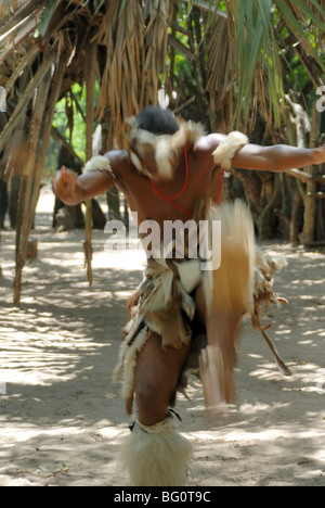 Zulu Stammes-Tanz Gruppe, Dumazula Cultural Village, Südafrika, Afrika Stockfoto