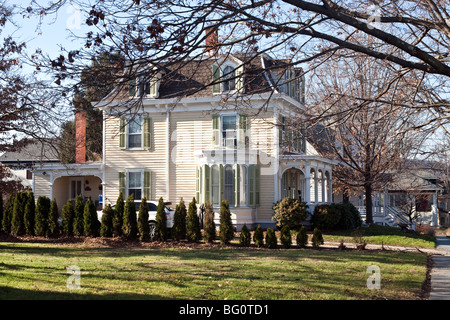 elegante blasse gelbe viktorianischen Haus außen mit Moosgrün Fensterläden & Walmdach mit Gauben in Montgomery New York Stockfoto