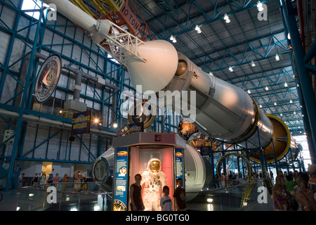 Saturn V-Rakete, Command and Service Module und Raumanzug von Apollo 13, Kennedy Space Center in Cape Canaveral, Florida, USA Stockfoto