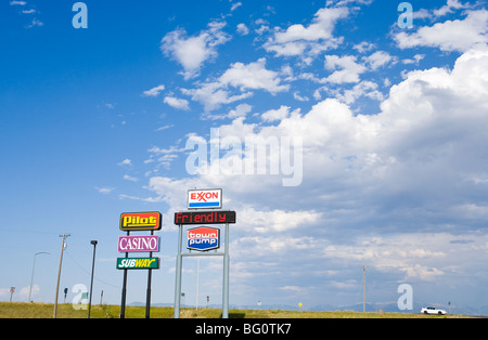 Service-Station Zeichen und Himmel entlang der Interstate Highway 90 in südwestlichen Montana. Stockfoto