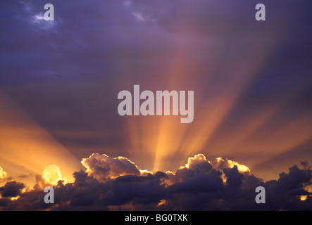 Sonnenstrahlen durch Gewitterhimmel, Sydney, New South Wales, Australien, Pazifik Stockfoto