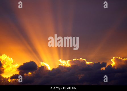 Sonnenstrahlen durch Gewitterhimmel, Sydney, New South Wales, Australien, Pazifik Stockfoto