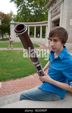 Oberlin, Ohio - Musikstudent Wade Coufal spielt seine Fagott auf dem Campus der Oberlin College. Stockfoto