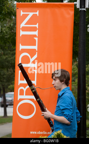 Oberlin, Ohio - Musikstudent Wade Coufal spielt seine Fagott am Oberlin College. Stockfoto