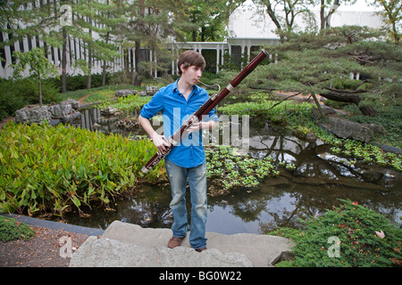 Oberlin, Ohio - Musikstudent Wade Coufal spielt seine Fagott auf dem Campus der Oberlin College. Stockfoto