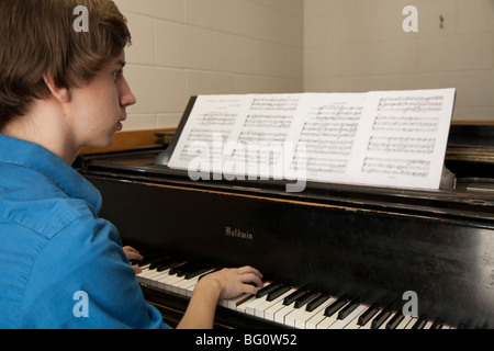 Musikstudentin Wade Coufal spielt ein Klavier in einem Proberaum am Oberlin Conservatory of Music auf dem Campus der Oberlin College Stockfoto