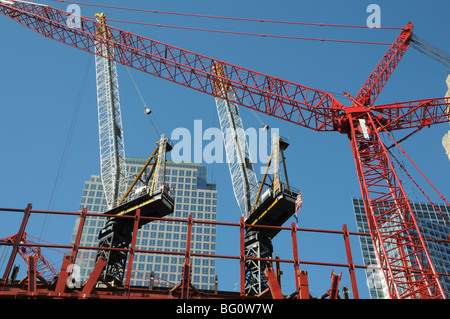 Kränen, One World Trade Center zu konstruieren. 20. November 2009 Stockfoto