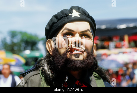 Porträt der Mann in einem Che Guevara Kostüm ist ein Teilnehmer an der jährlichen August Festival in Santa Cruz del Quiche, Guatemala. Che ist ein Held für viele in Guatemala und Lateinamerika Stockfoto