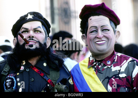 Ein Porträt von zwei Männern der wie Che Guevara gekleidet ist und Hugo Chavez (beide Helden für viele in Guatemala) Teilnehmer der jährlichen August Festival in Santa Cruz del Quiche, Guatemala sind Stockfoto