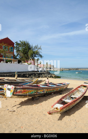 Pirogen (Fischerboote) am Strand, Goree Island, in der Nähe von Dakar, Senegal, Westafrika, Afrika Stockfoto