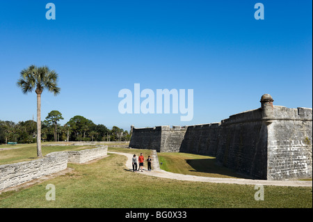 Touristen zu Fuß außerhalb der Mauern Coquina von historischen Castillo de San Marcos, St. Augustine, Florida, USA Stockfoto