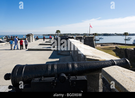 Kanonen auf der oberen Ebene von historischen Castillo de San Marcos, St. Augustine, Florida, USA Stockfoto